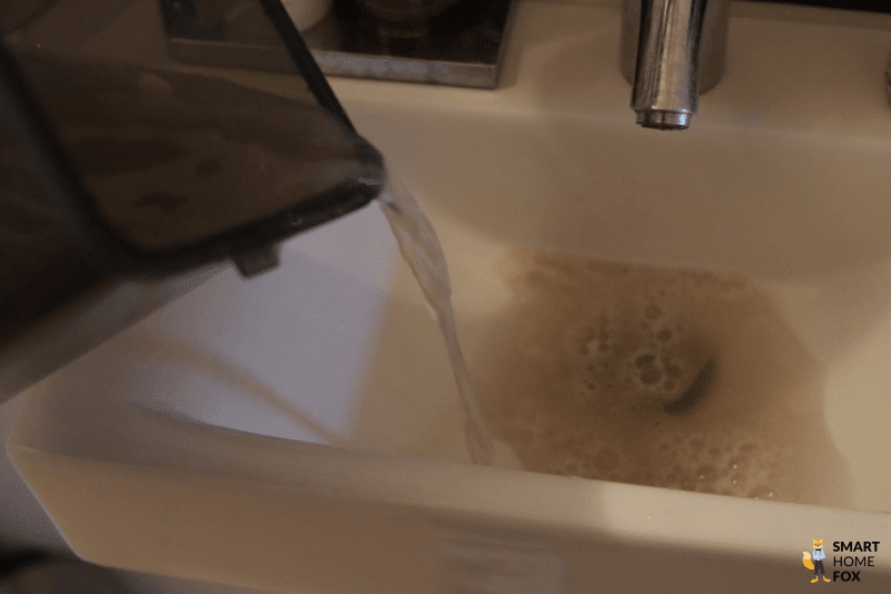 Der Schmutzwassertank des ECOVACS DEEBOT X2 OMNI wird geleert.
